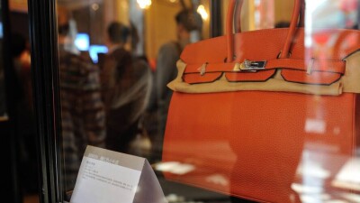Сумку Hermes бывшего вице-министра культуры Мусайбекова продали на торгах за 4,4 млн тенге