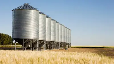 Работница упала в зернохранилище и скончалась в СКО