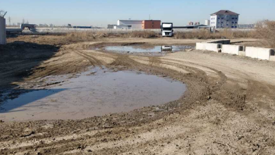 "Ходим в резиновых сапогах". Астанчане пожаловались на плохую дорогу, но ремонтировать её не будут