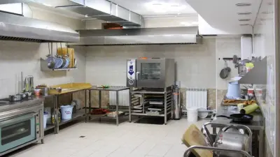 Сальмонеллу и стафилококк обнаружили на посуде в ресторане Павлодара, где отравилось 67 человек