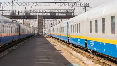 Суд смягчил наказание казахстанке, бросившей камень в кабину машиниста после опоздания на поезд