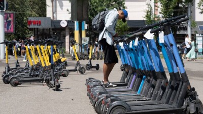 "Без инфраструктуры придём к полному запрету". Улучшит ли закон об электросамокатах ситуацию на дорогах