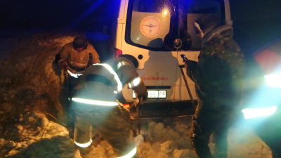 Машина скорой помощи с ребёнком на ИВЛ вылетела в кювет в Карагандинской области