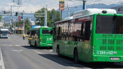 Грузовик и пассажирский автобус столкнулись в Алматы