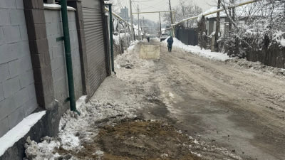 "Это труба 1970 года". По дорогам несколько дней текла вода в микрорайоне Тау-Самал в Алматы