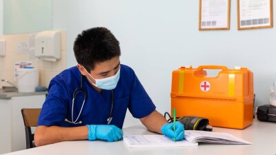 Медорганизации приписали казахстанцам более 52 000 фиктивных услуг по ОСМС