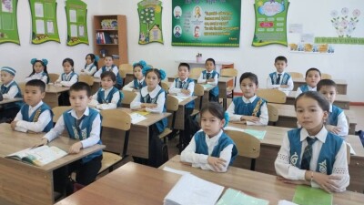 Ученики перешли на форму в национальном стиле в одной из школ Туркестана