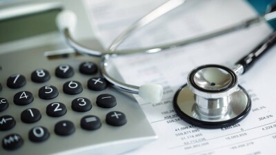 Нет денег и желания: почему казахстанцы не платят взносы в ОСМС