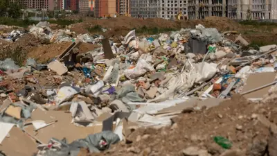 Стройкомпания незаконно сбрасывала мусор в котлован близ вокзала "Нурлы жол" в Астане 