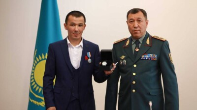 "Не мужество, а долг гражданина". В столице наградили мужчину, который спас девочку от падения из окна