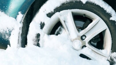 Астанчанин не смог угнать автомобиль, потому что застрял в снегу