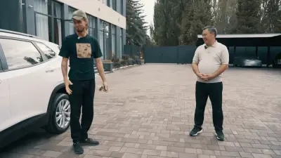 Президент Кыргызстана подарил туристу автомобиль в благодарность за уборку мусора на Иссык-Куле