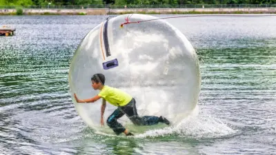 Надувной шар с ребёнком внутри унесло ветром в воды Алаколя