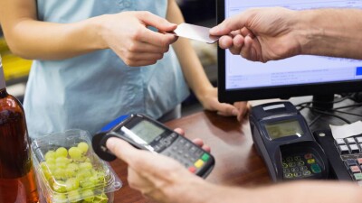 Стоимость товара на ценнике и на кассе отличается. Что делать покупателю?