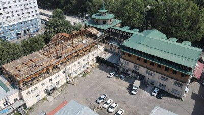 Третий этаж и мансарду бизнес-центра сносят в Алматы