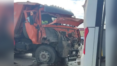 Грузовик врезался в пассажирский автобус в Уральске