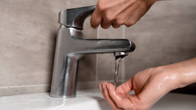 Жителям микрорайона Акжар в Алматы обещали дать воду 1 августа, но пока её нет