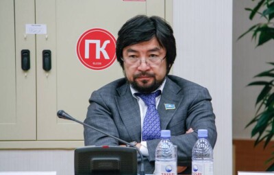 Скандал в парламенте: журналистка заявила, что экс-депутат Бекболат Тлеухан ударил её