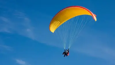 Туристка повредила ногу при приземлении на параплане в горах Алматы