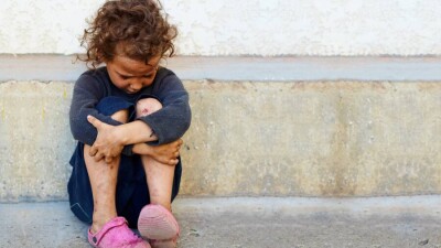 Нуждающиеся в тёплой одежде многодетные матери собрались у церкви в Алматы