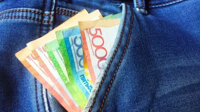 В магазинах перестанут принимать старые купюры в 5000 тенге в конце сентября. Сулейменов призвал не беспокоиться