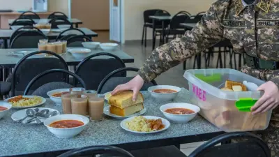 Работница столовой избежала реального срока после отравления солдат в Шымкенте