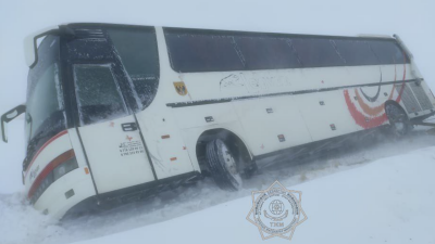 Автобус съехал на обочину на трассе в Абайской области, эвакуировали 10 человек