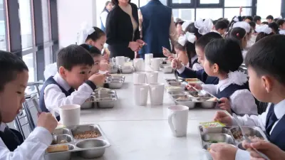 Школьных медсестёр обяжут контролировать качество питания учеников в Казахстане