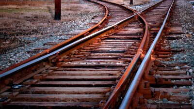 Несколько вагонов товарного поезда сошли с рельсов в Туркестанской области