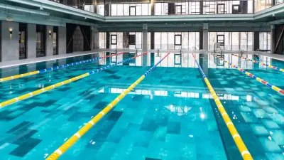 На 8-летнюю девочку упал шкаф в раздевалке бассейна в Астане: полиция возбудила дело