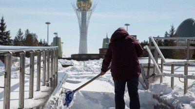 Дороги и тротуары Астаны обрабатывают реагентами для борьбы с гололедицей