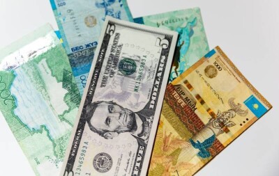 Курс доллара продолжил рост на торгах, с начала марта тенге ослаб на 5%