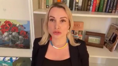 Развернувшая в эфире антивоенный плакат Марина Овсянникова уволилась с "Первого канала"