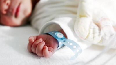 Новорождённую девочку записали как мальчика в роддоме Алматы