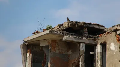 За чей счёт должны сносить незаконно возведённые здания? Минюст РК намерен устранить пробелы в законах