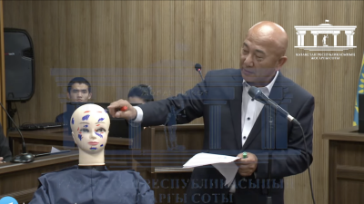 "Он ещё и душил её?" Судмедэксперт показал на манекене, какие травмы получила Салтанат Нукенова