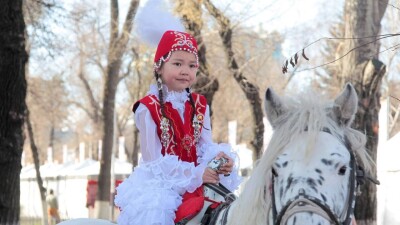 "Если это добровольно". Миниcтр просвещения высказался о сборах на покупку национальной одежды в школах Казахстана