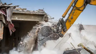 Мать ребёнка с астмой через суд добилась сноса автосервиса, построенного возле её дома в Актобе