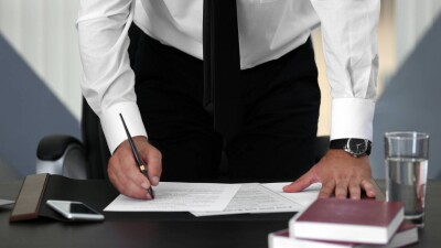 Токаев подписал закон, который позволит привлекать "контрактников" в госорганы
