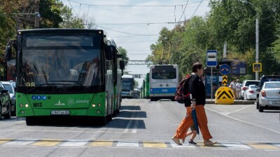 Досаев предложил повысить с осени стоимость проезда в автобусах в Алматы