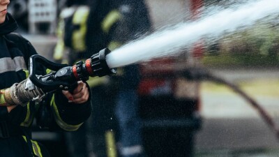 Спасатели эвакуировали 12 человек из горящего дома в Алматы