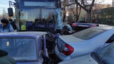 В Таразе автобус выехал на встречную полосу и столкнулся с 10 авто