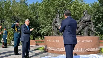 "Символ дружбы". В Бишкеке открыли памятник Мухтару Ауэзову и Чингизу Айтматову
