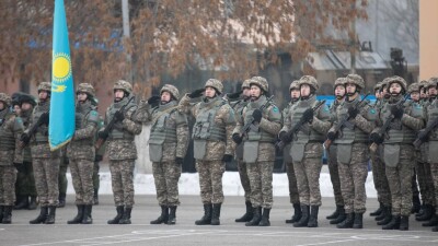 Долг государства – 26 млрд тенге: казахстанские военные вынуждены сами покупать себе форму