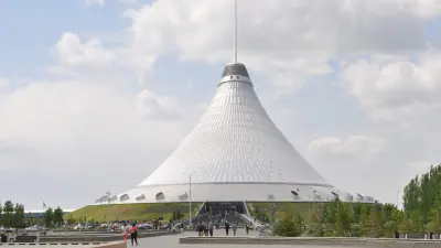 К "Хан Шатыру" в Астане стянулись пожарные машины, эвакуируют людей. Что случилось?