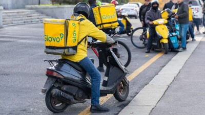 В Алматы полицейские не дали провести забастовку курьерам Glovo