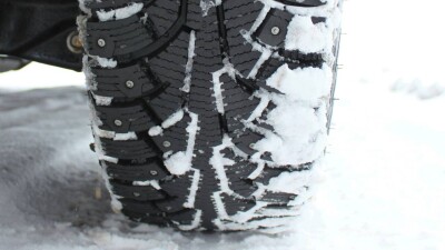 Легковушка столкнулась с маршрутным автобусом на автомагистрали в Караганде