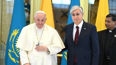 Президент Токаев лично встретил Папу Римского Франциска в аэропорту столицы