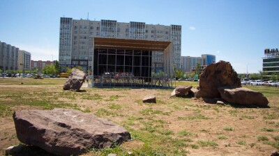 На пустыре у ТРЦ "Керуен" в Астане построят сквер в 2024 году