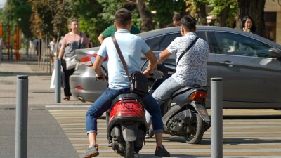 Получение прав и госрегистрация: в мажилисе одобрили нормы по ограничениям для мопедов